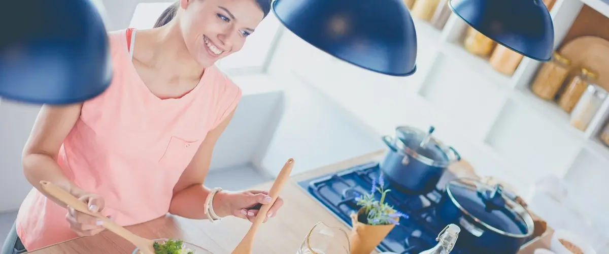 Kobieta przygotowuje posiłek w kuchni